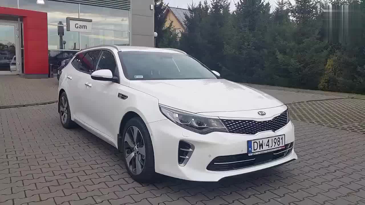 很有颜值白色起亚K5旅行车外观展示