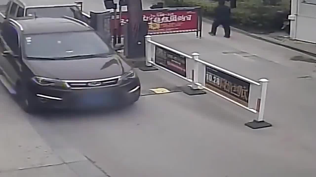 诧异，男子驾车遭后车3次追尾，下车一看竟是无人驾驶