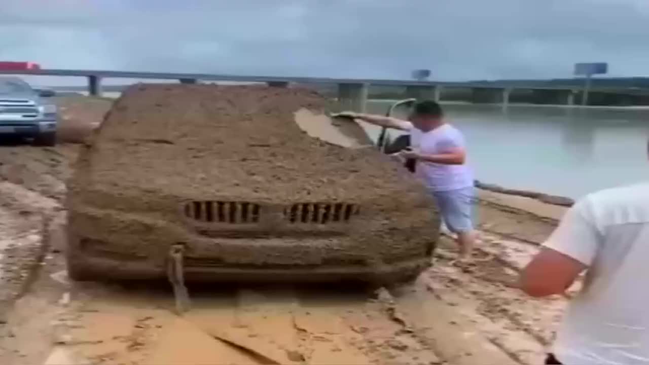 二手车贩子保养爱车的方式与众不同，真是个人才！