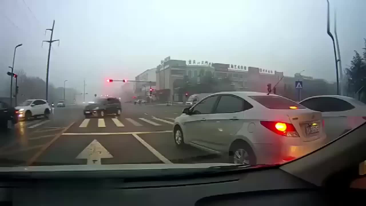 行车记录仪实拍：什么情况啊，变道都不会，真是郁闷！