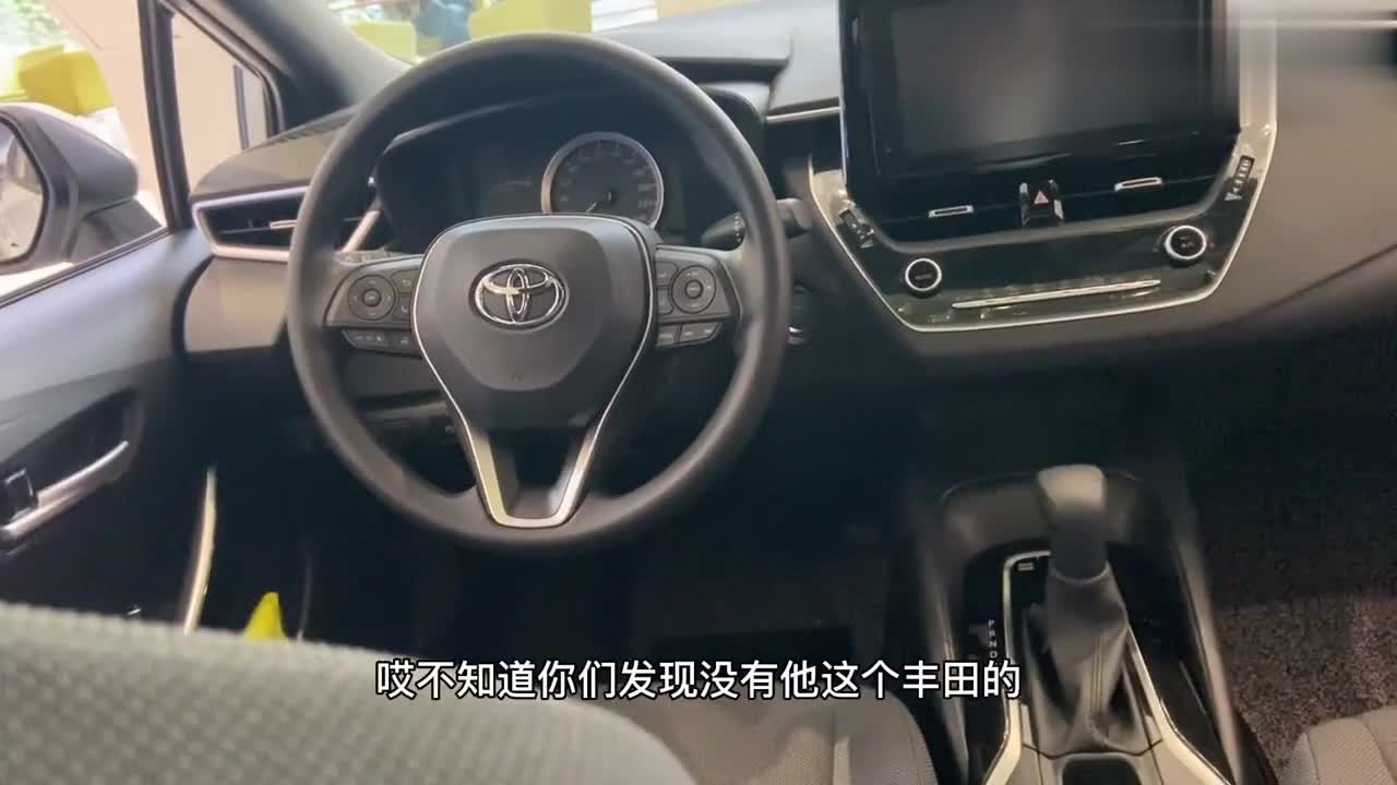 舒适的后排空间+直立式的小液晶中控屏，实拍雷凌双擎内饰