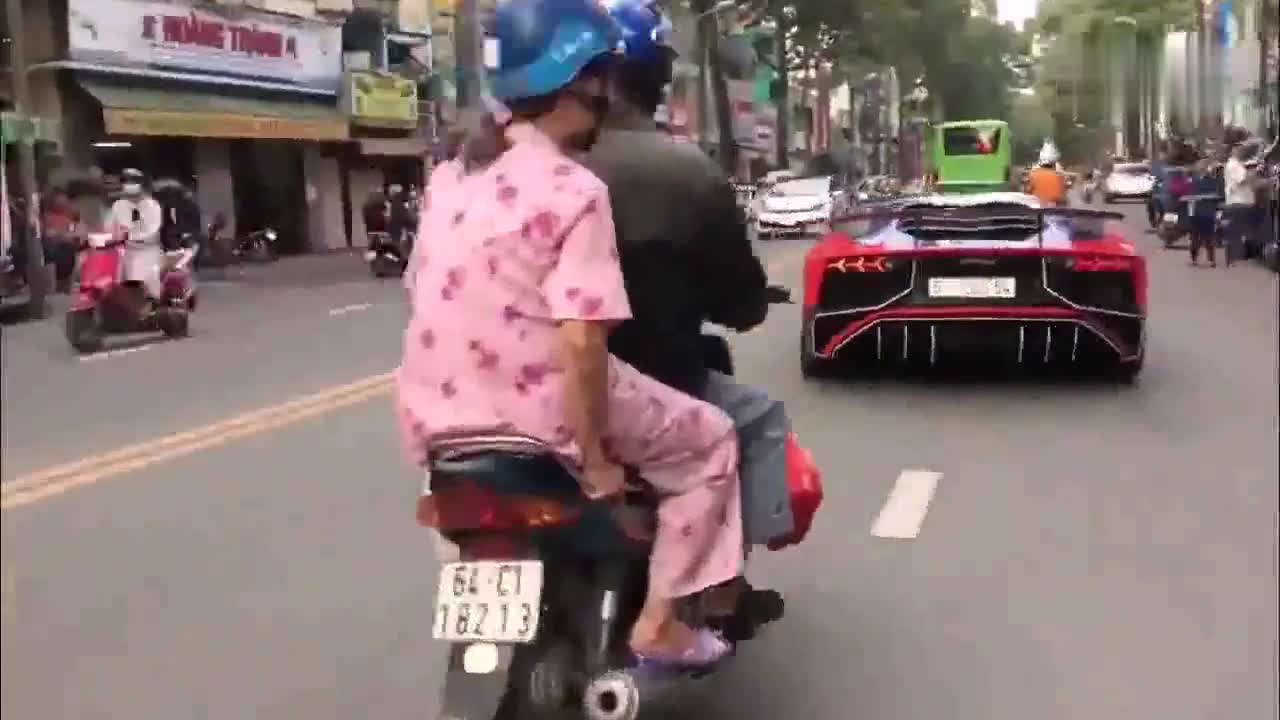 越南虽穷，但是超级跑车遍地都是，看最新款兰博基尼就知道了