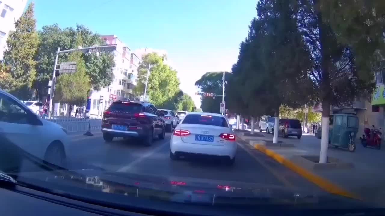 实拍：奥迪女司机真豪横，溜车追尾下来就走，别说好男不跟女斗了