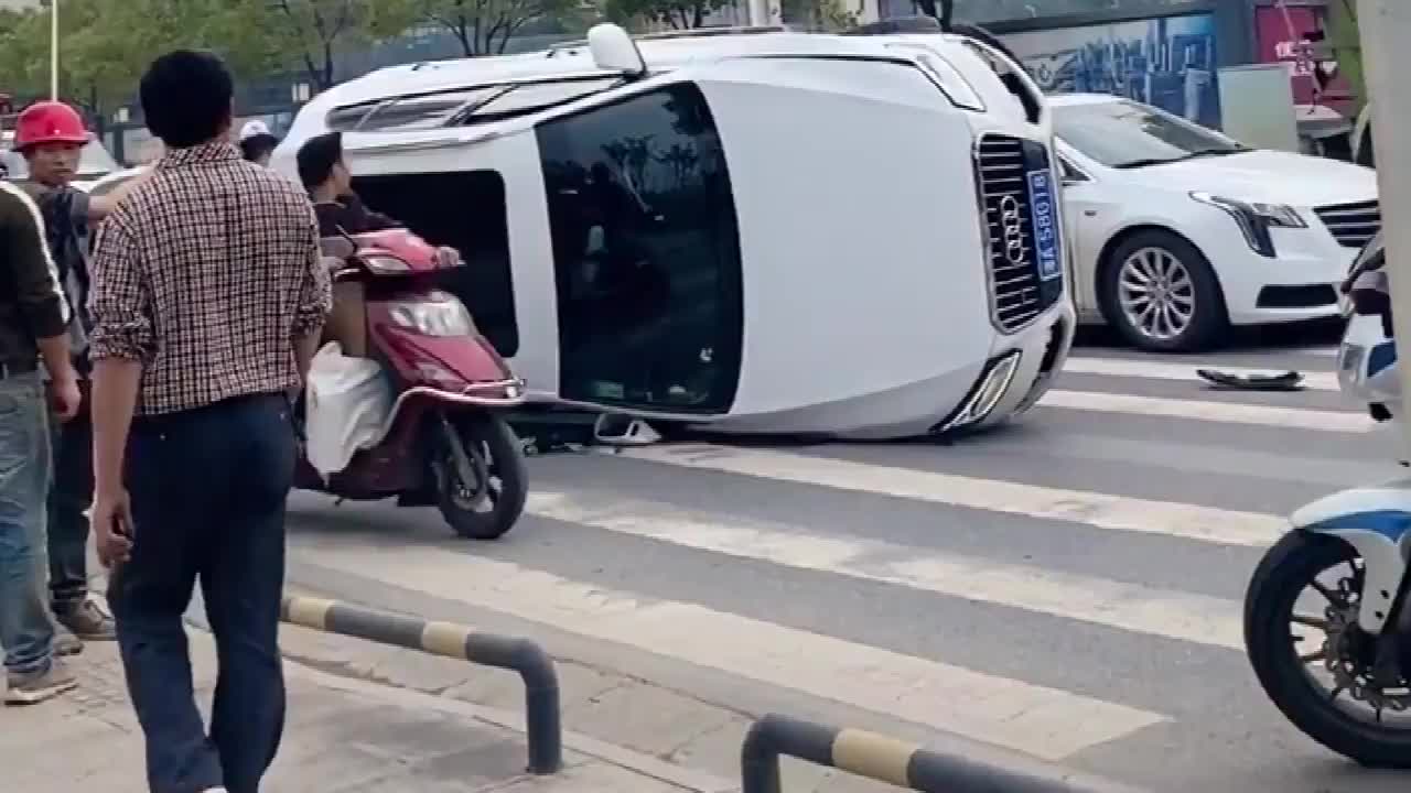实拍：第一见奥迪这翻车的，被凯迪拉克干翻了
