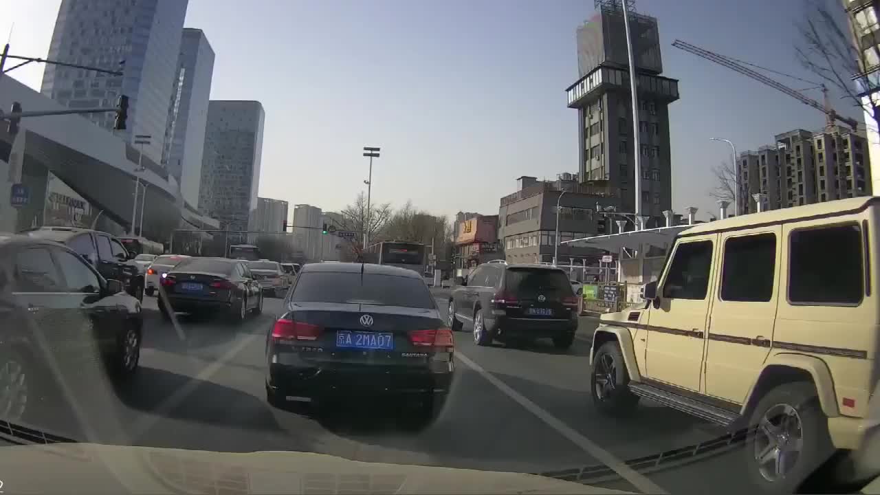 实拍：就这么开车，不打转向灯并线剐蹭到我前杠，我鸣笛后他跑了