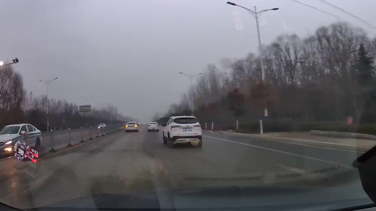 实拍：常在河边走，哪有不湿鞋，最后还是败在了女司机手上