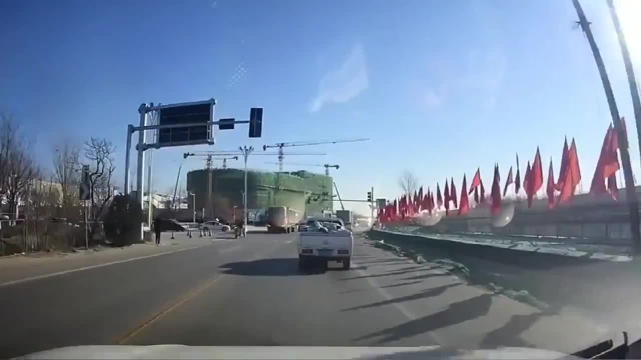 实拍：路怒症！遇到女司机自求多福吧，惹不起，躲得起！