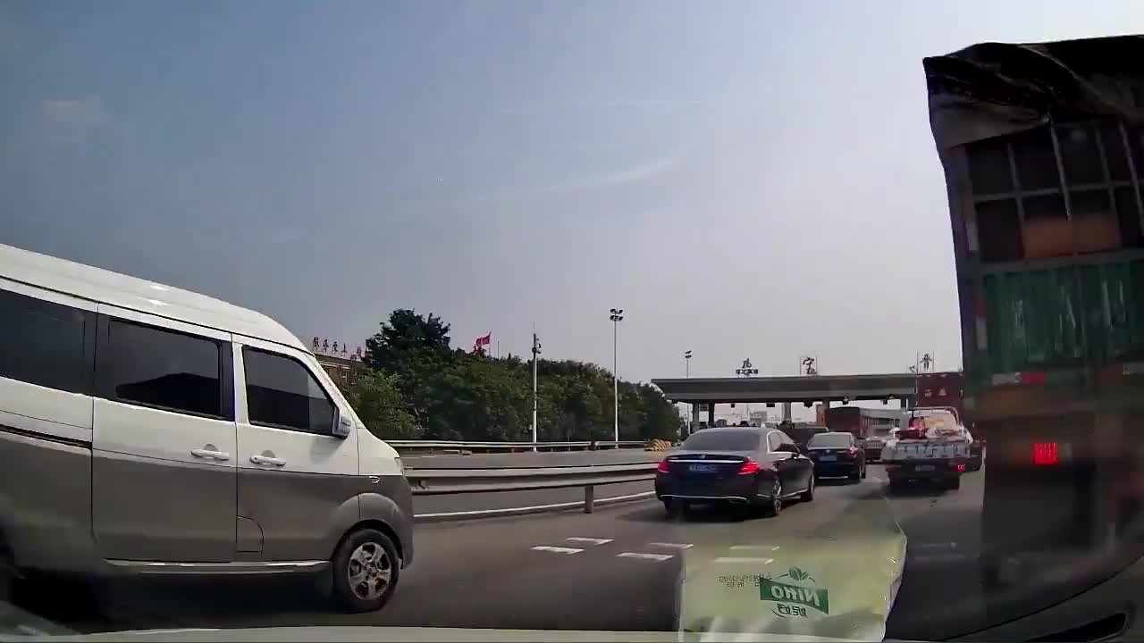 实拍：我这暴脾气，不冲到最前面，你永远不知道因为啥堵车
