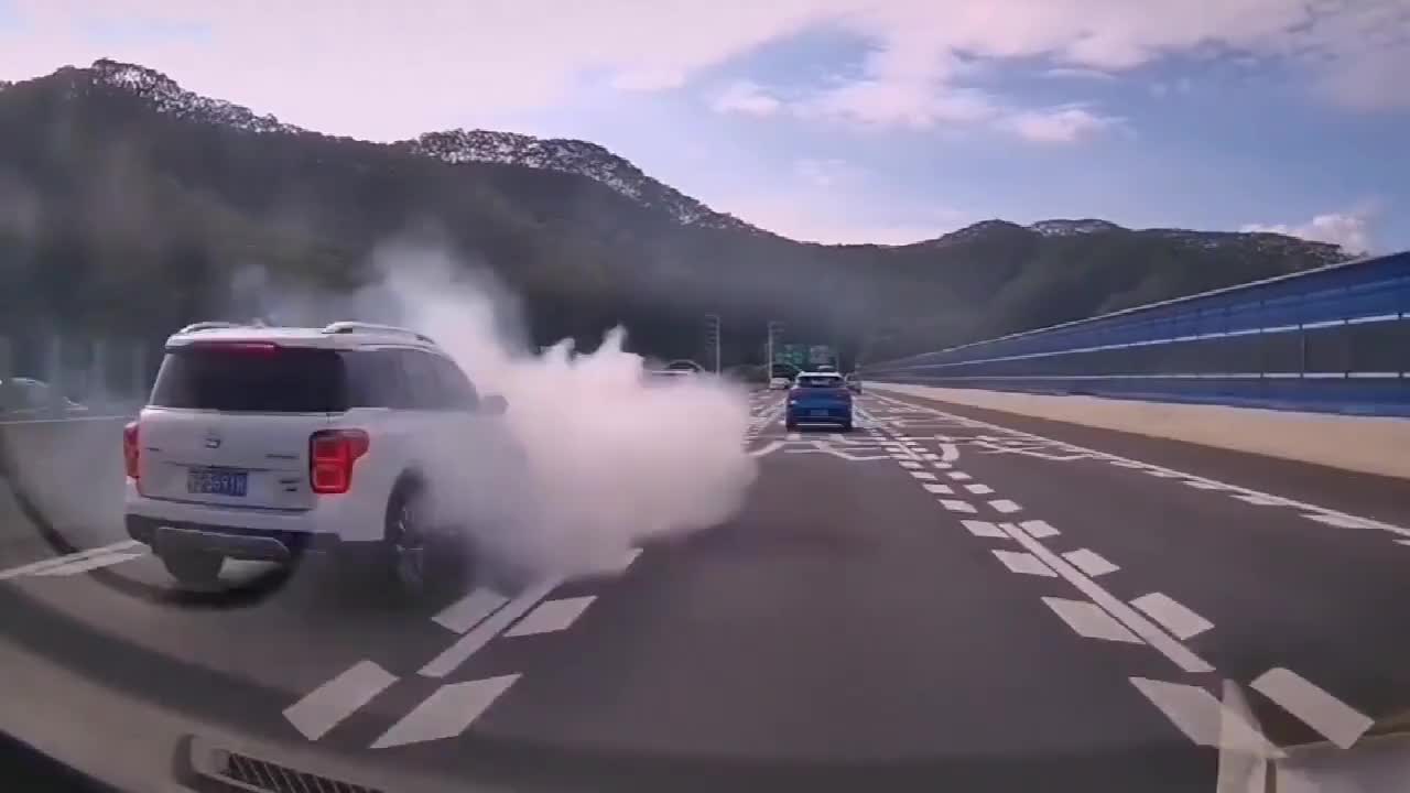 实拍：第一反应以为着火了，原来自带武器，这是烧机油了吧