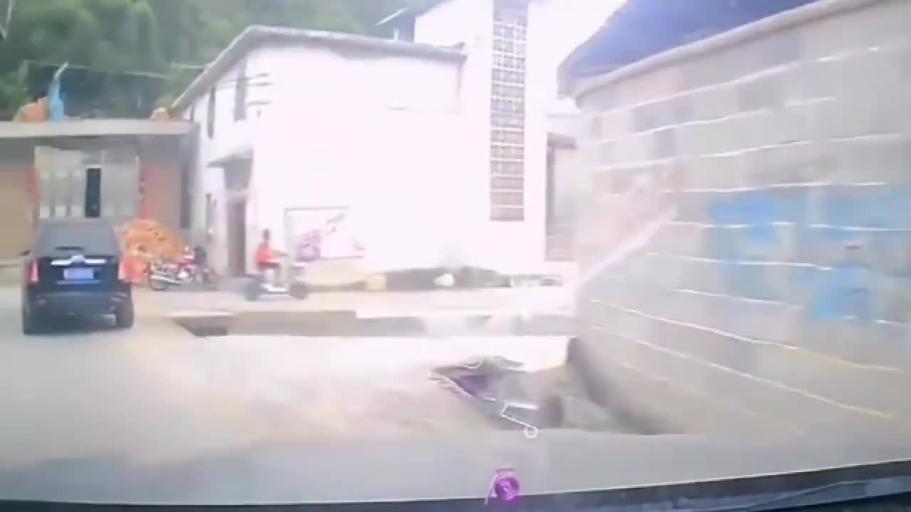 实拍：最服的就是女司机，最好就是远离女司机，特别是新手女司机