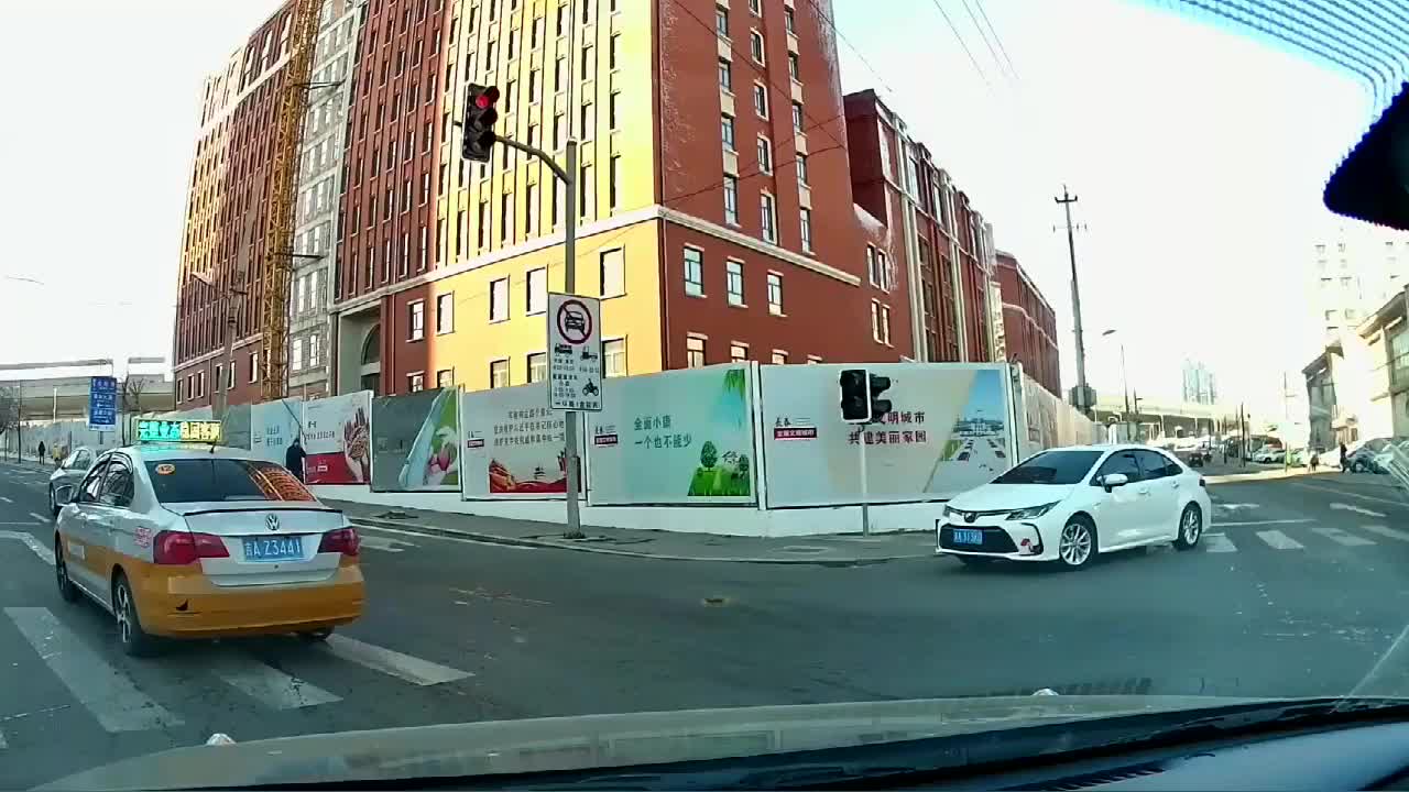 实拍：遇上路怒别车的了，不就开辆卡罗拉嘛，有什么了不起