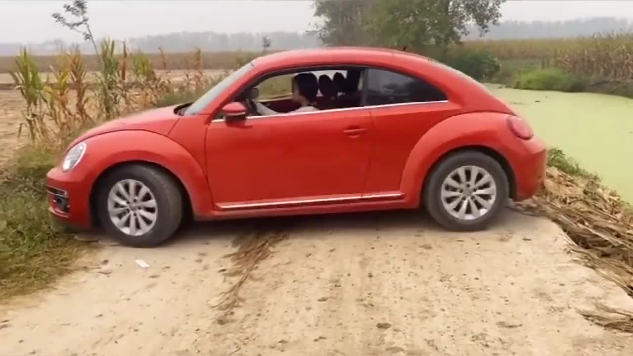 实拍：为女司机扳回一局，这技术行