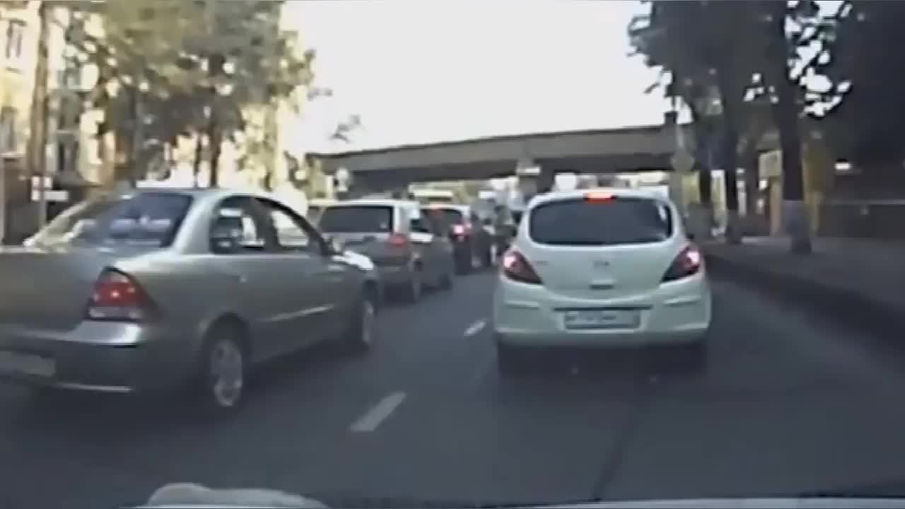 实拍：摩托车主挑衅，被轿车猛轰油门撞击