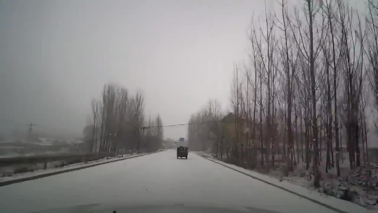 实拍：三轮车横刀立马，害我撞五菱，还得负全责