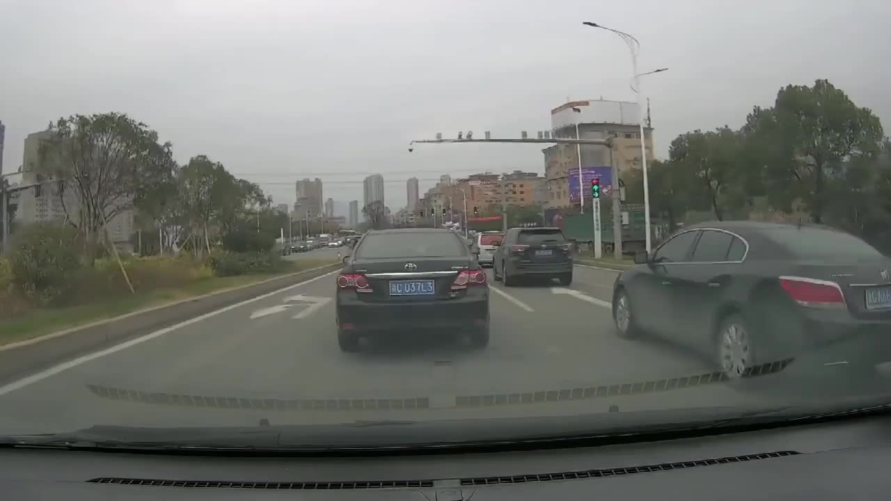 实拍：小思域被我收拾了，体验一次让速不让道，撞上也是他全责