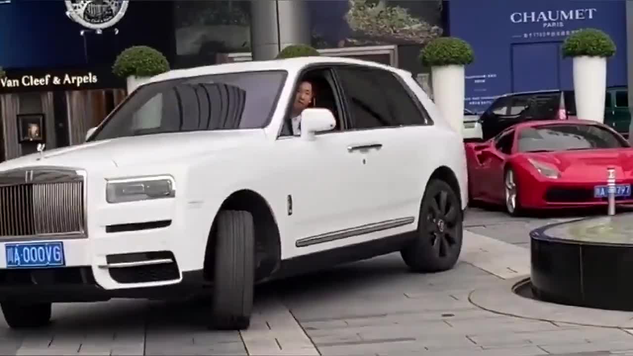 实拍：劳斯莱斯库里南，怎么感觉气场比揽胜差点意思