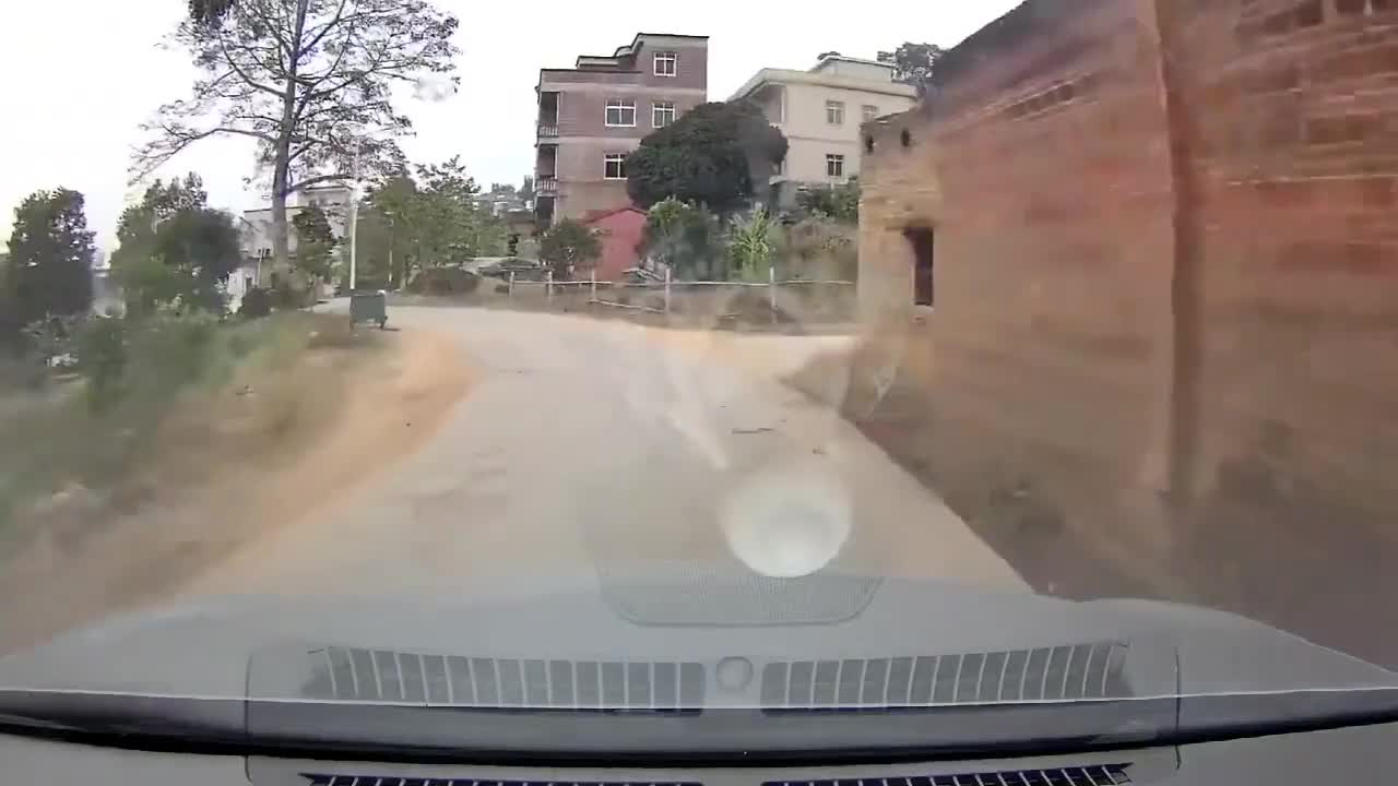 实拍：女司机的车技，就问你怕不怕，这都能开到沟里