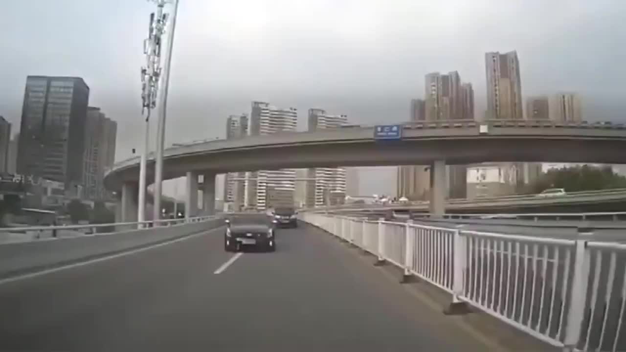 凯迪拉克还真的是性能车，就这撞过来愣是毫发无损！