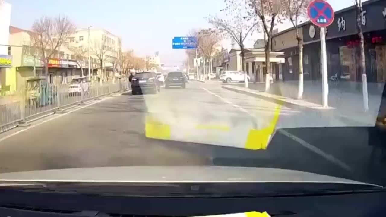 行车记录仪：遇到这老头乐，保险公司管不管？