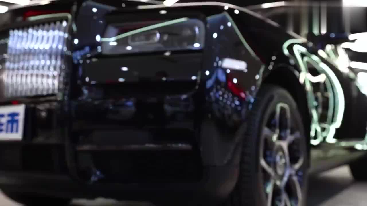 “暗夜君王”劳斯莱斯库里南BB版，看到实车才知道有多震撼！