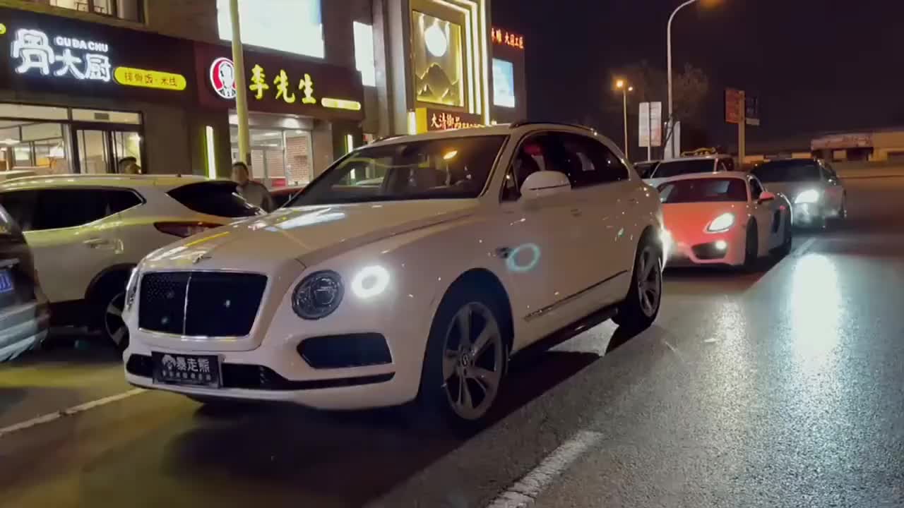 奥迪A8一开过来，碾压全场豪车气质！