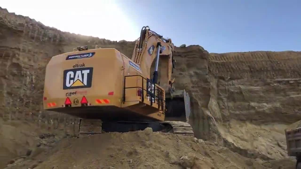 cat6015b挖掘机给装载卡车上料