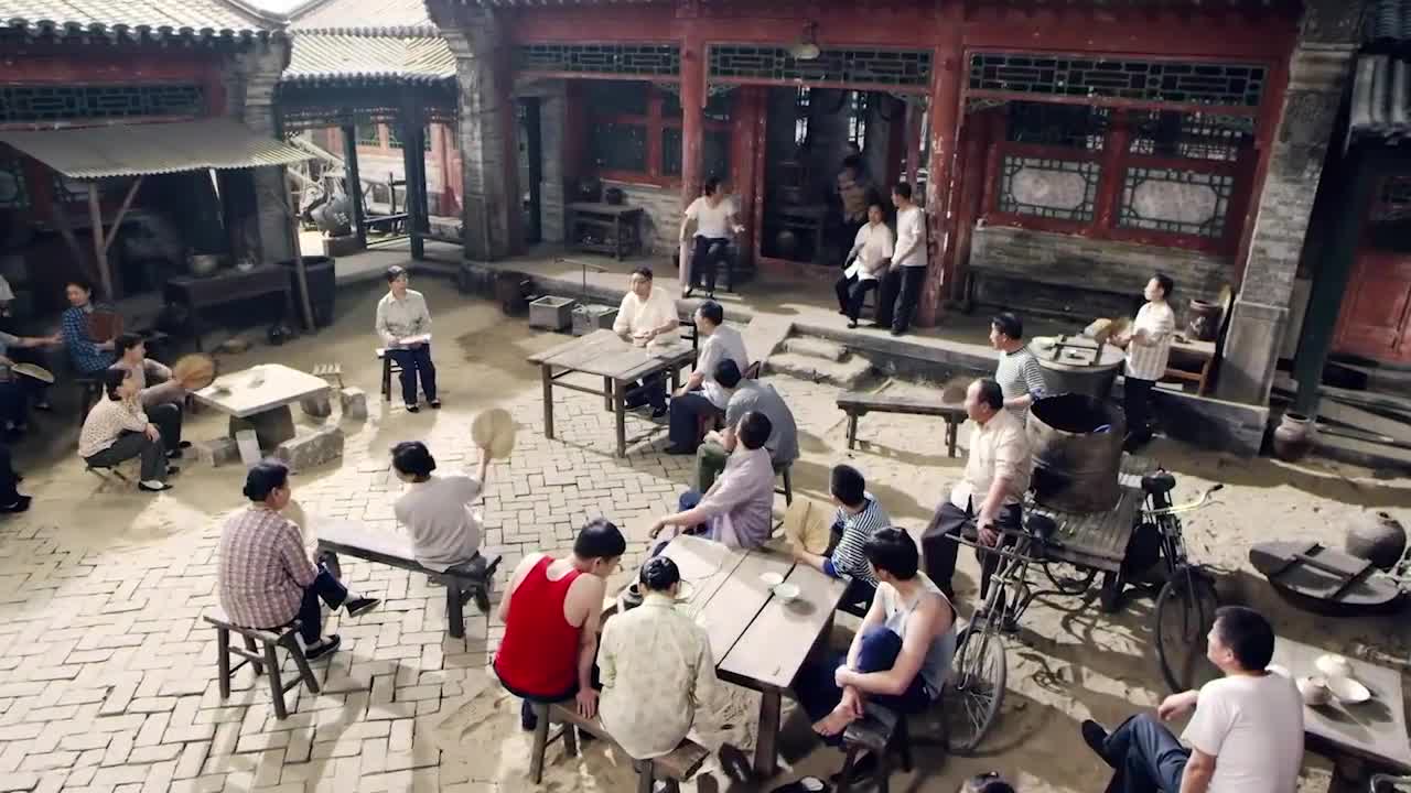 情满四合院:二大爷恶整三大爷,傻柱在一旁偷笑太得意!