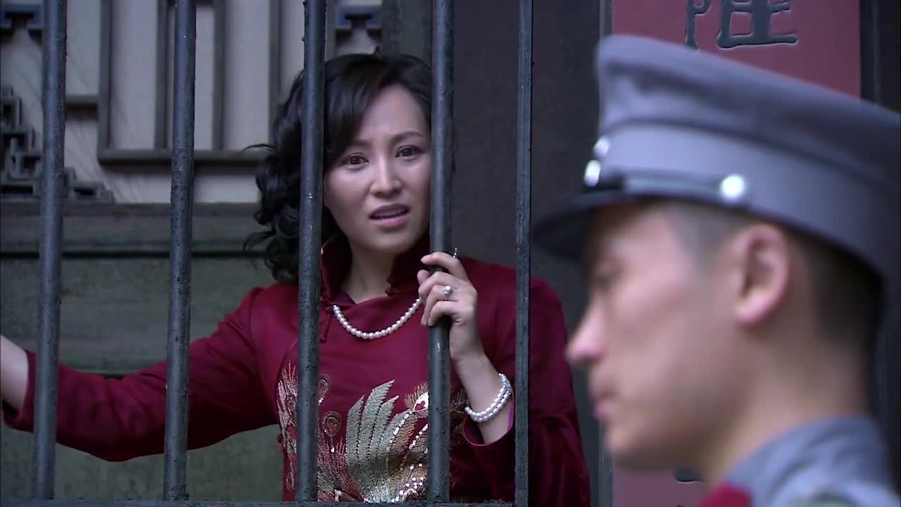 铁梨花:四太太歇斯底里求见旅长,旅长没等来,反倒等来铁梨花!