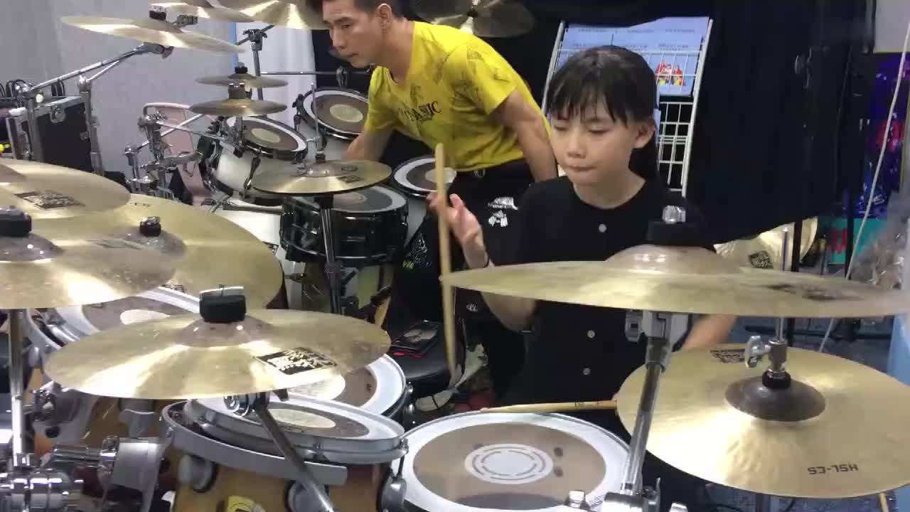 妞妞和老师架子鼓合作《点歌的人》,妞妞的笑容甜美