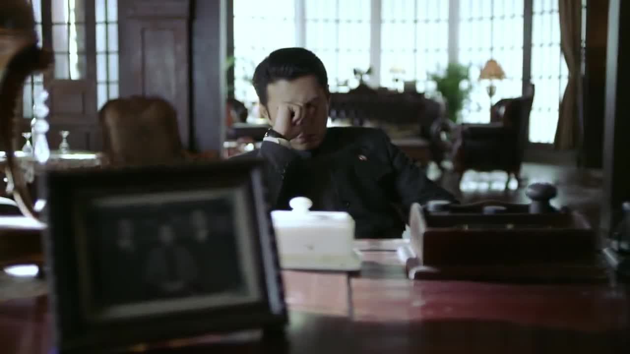 伪装者明楼得知郭骑云和于曼丽都殉国了怒骂王天风是个疯子