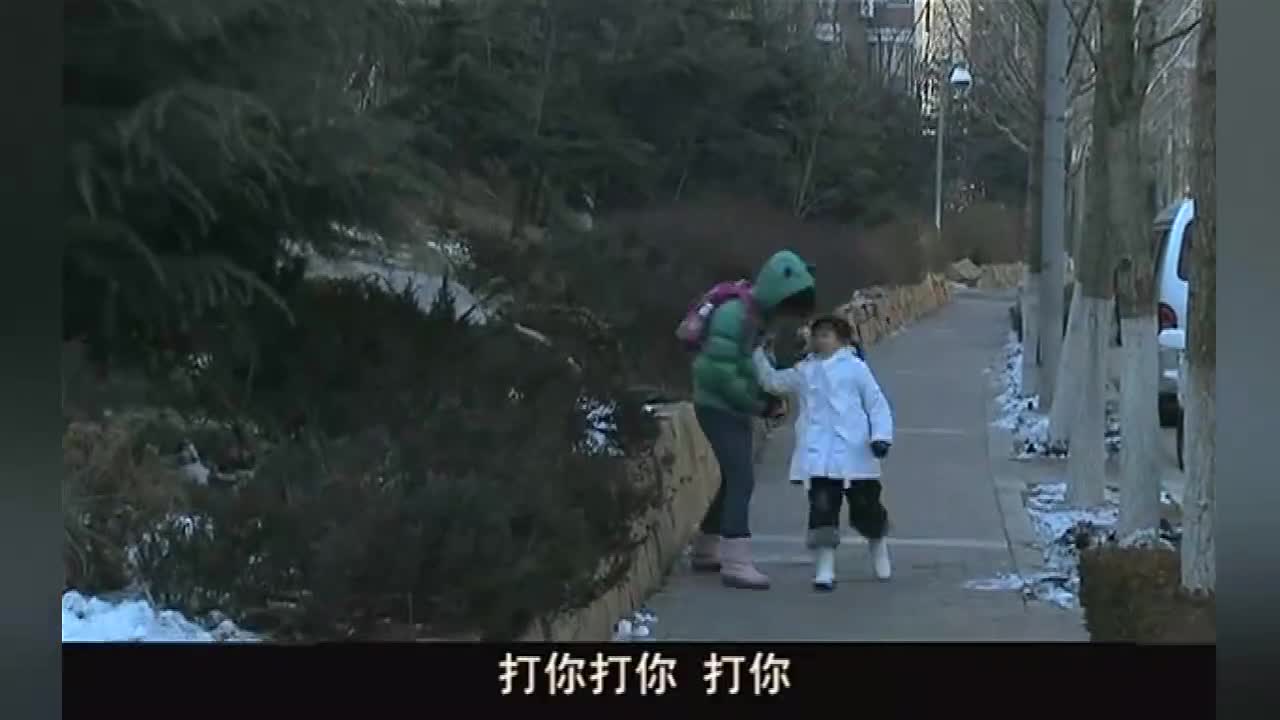 坏人当街抢走小女孩还不让家人报警无法无天