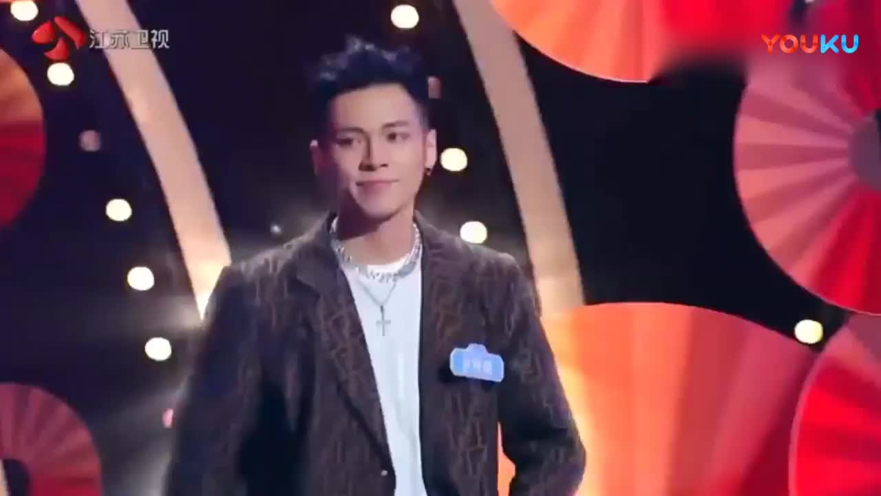 新相亲大会酷似陈伟霆的男嘉宾刚上场全场女生就沸腾了