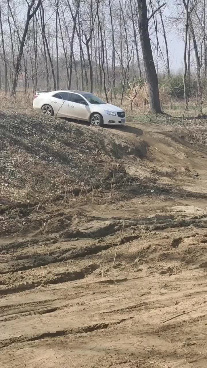 轿车下土坡刮底盘下不来了！