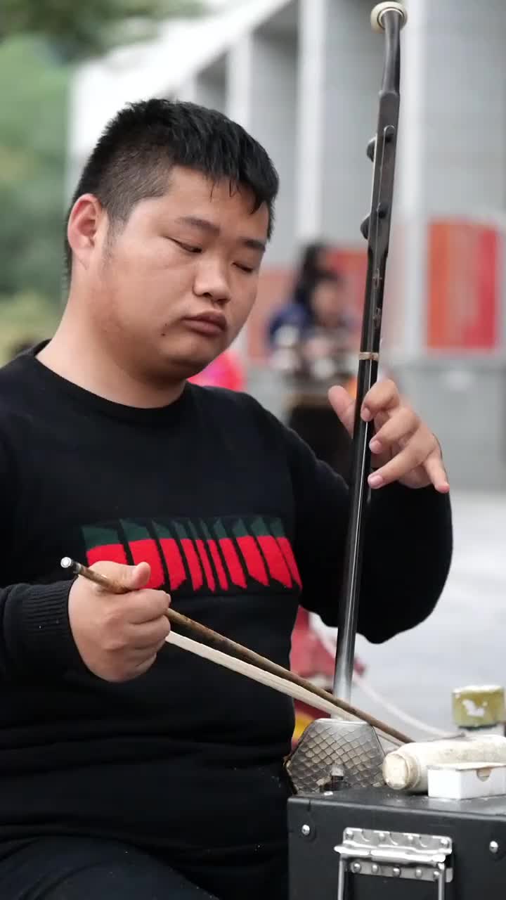 24岁盲人小伙拉二胡,真情流露,太好听了