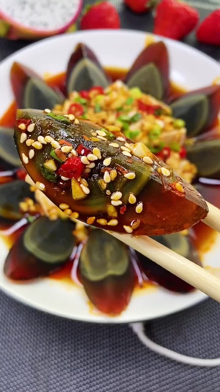很多人都爱吃凉拌皮蛋要想做的好吃记住这关键两步