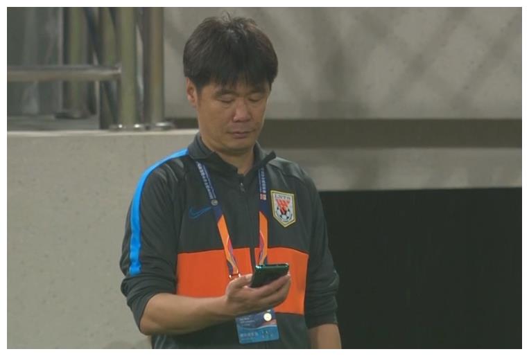 0-1!连续2场一球不进,李霄鹏古怪地看了看手机,怕球迷不满意?