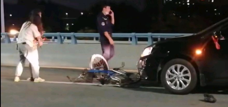 交通法规定礼让行人之尴尬，电动车比汽车跑得快