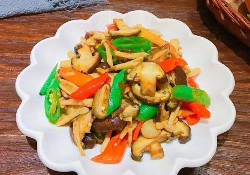 炒蘑菇时直接下锅炒就毁了多加这一步蘑菇鲜嫩更入味