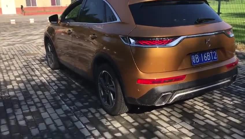 实拍：长安标致雪铁龙DS7尾部设计，线条点缀，夜晚具有辨识度