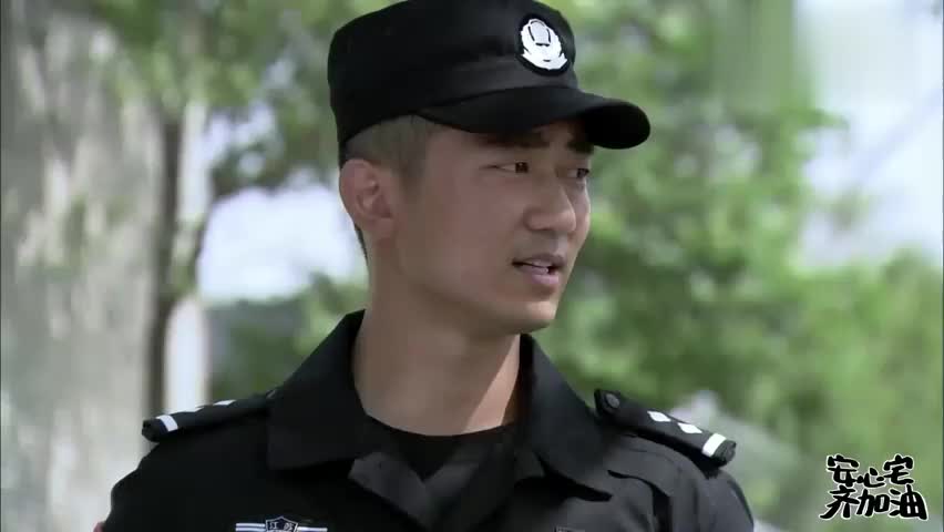 特警力量:左燕正擦飞机呢,不料警犬突然跑来,上面还有