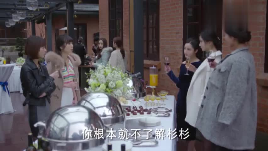 杉杉衣着朴素被众人讥讽,丽抒却在一旁礼貌一笑,坐享