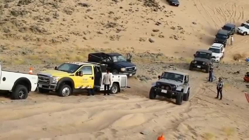 丰田红杉挑战牧马人爬坡，想不到差距这么大，感觉不在一个档次