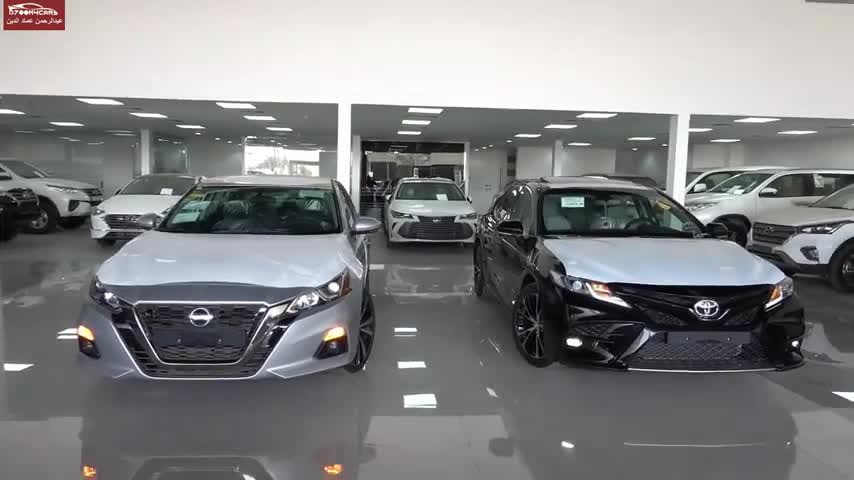 2020款丰田凯美瑞和2020款日产天籁到店实拍