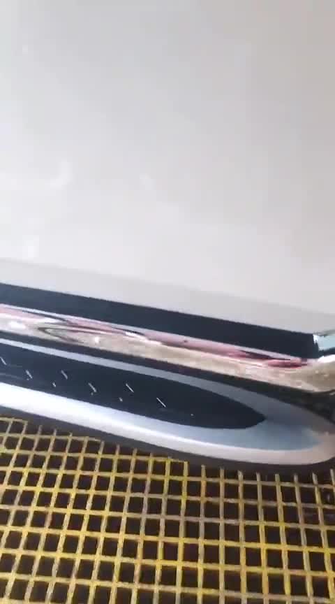 清洗白色爱车。