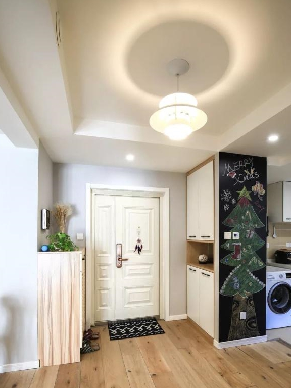 表姐家装好的房子，漂亮又实用，一面玻璃墙隔出一间房！