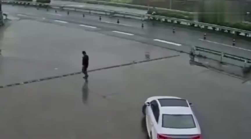 监控实拍：大货车突然失控，无辜奥迪车右转的时候直接被截杀