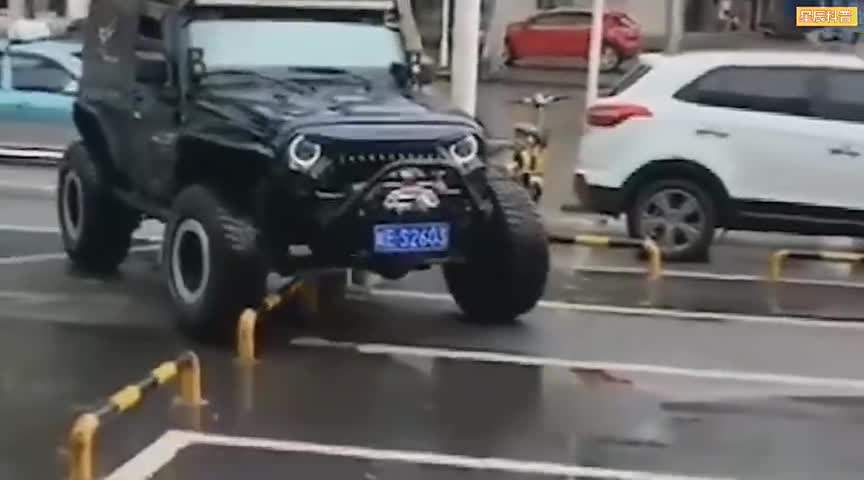 车主买这车不为别的，就为省点停车费，这护栏也就一脚油门的事！