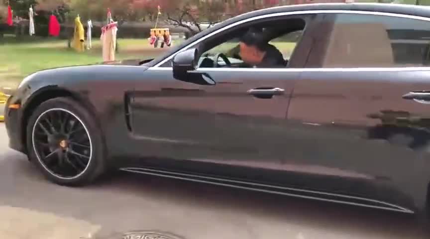 土豪订购的保时捷帕拉梅拉到货交付，开上运输车才知道有多帅气