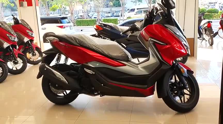 2020款本田踏板车Forza300到店实拍