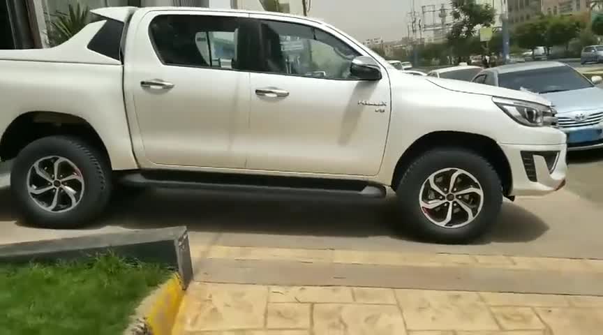 2020款丰田Hilux到店实拍，全面了解外观和内饰后，瞬间心动了